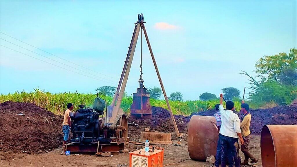 Drop- in hammer used to dig holes on the ground.