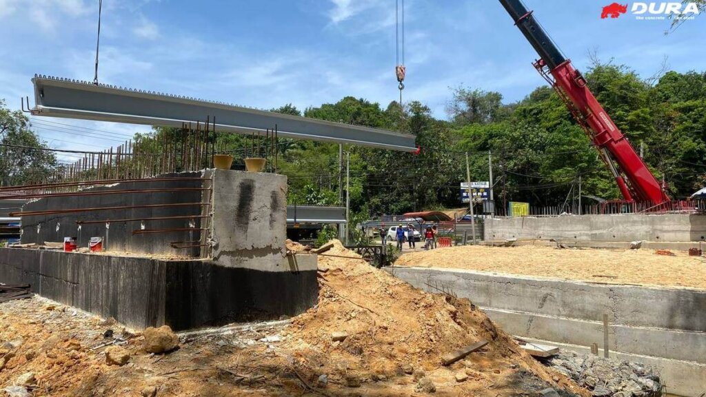 1st beam launching using mobile crane, dobule lifting.