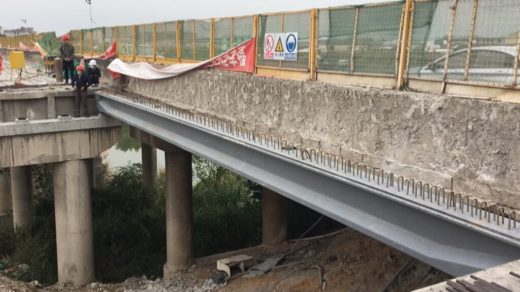Lifting of ZL-Dura I beam for span 1 (11th March 202). (3月11日，金鲤大桥第一跨架设完成.