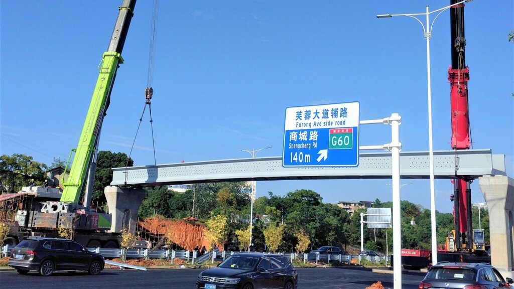 Positioning ZhungLu-Dura UTG1600-36m girder on piers (201020).
