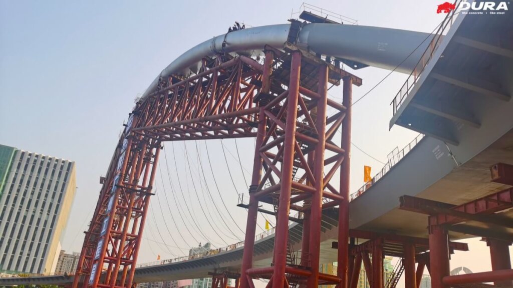 Temporary support system used for the assembly of the main arch.