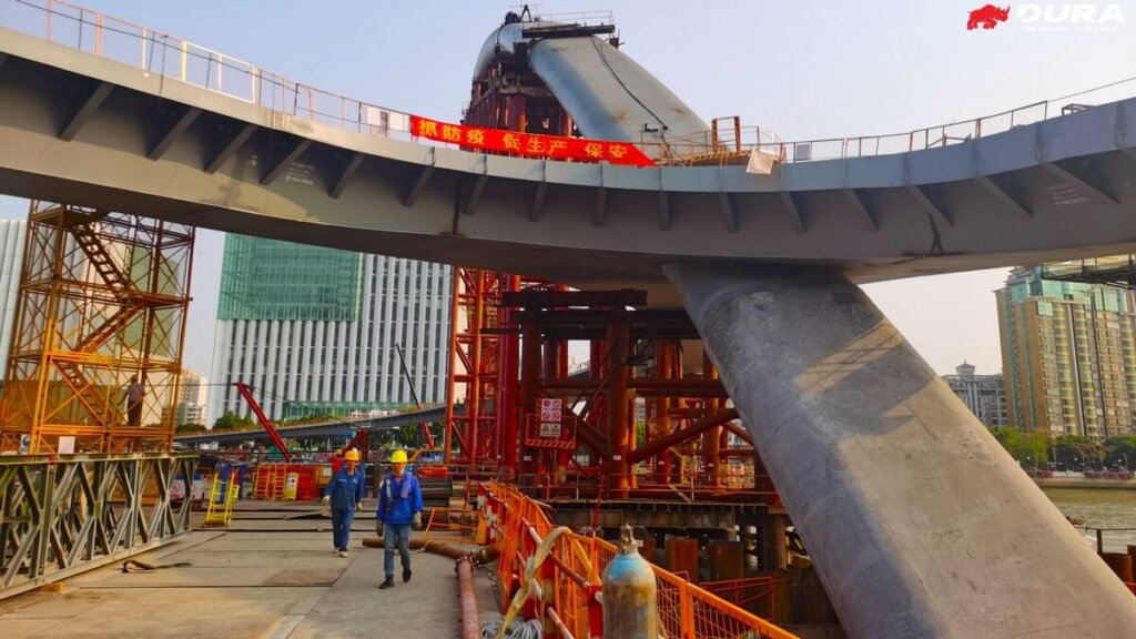 Temporary support system used for the assembly of the main arch.