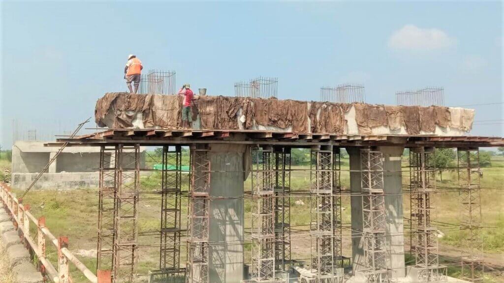 Construction of centre pier.