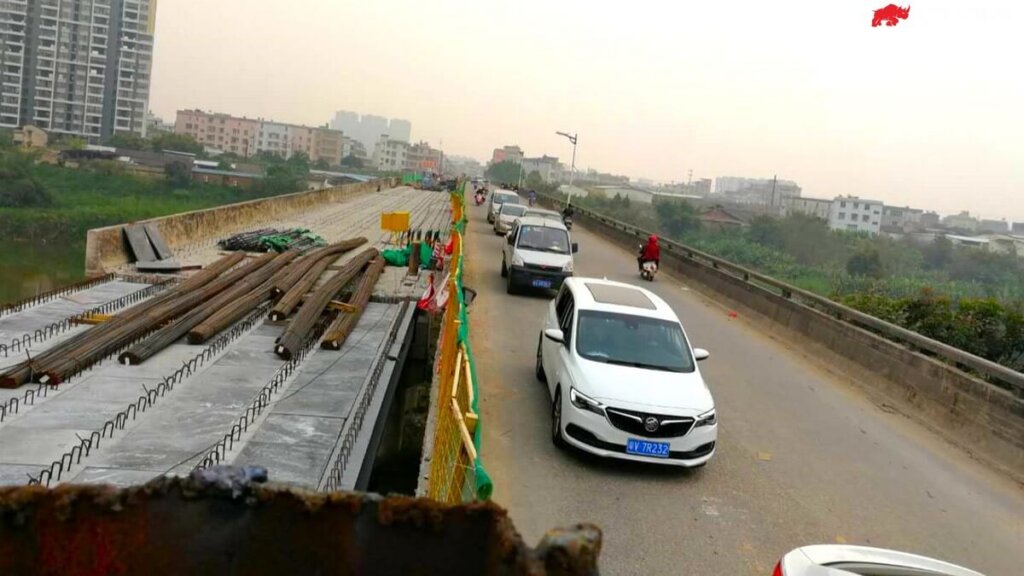 Existing bridge still in service during construction of the Jin Li old bridge.
