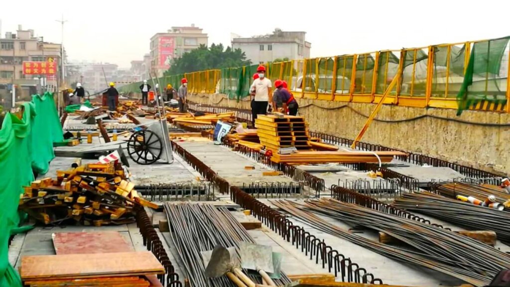 GM Mr Liu inspect the bridge during decking work. (3月13日下午，中路杜拉国际工程股份有限公司刘军总经理，杜钊总在金鲤大桥现场检查指导).