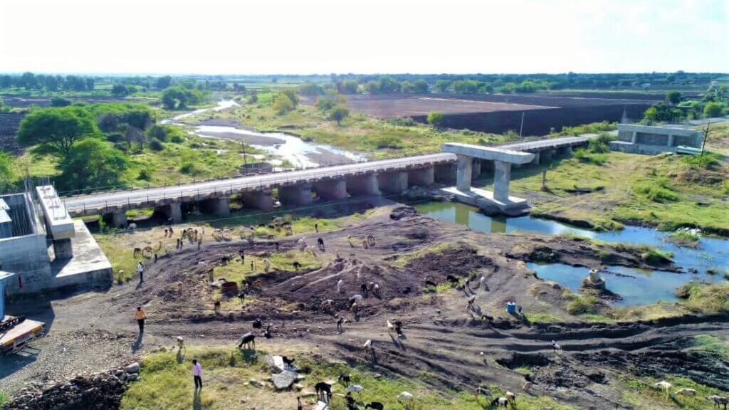 Bridge segments reach Latur bridge site.