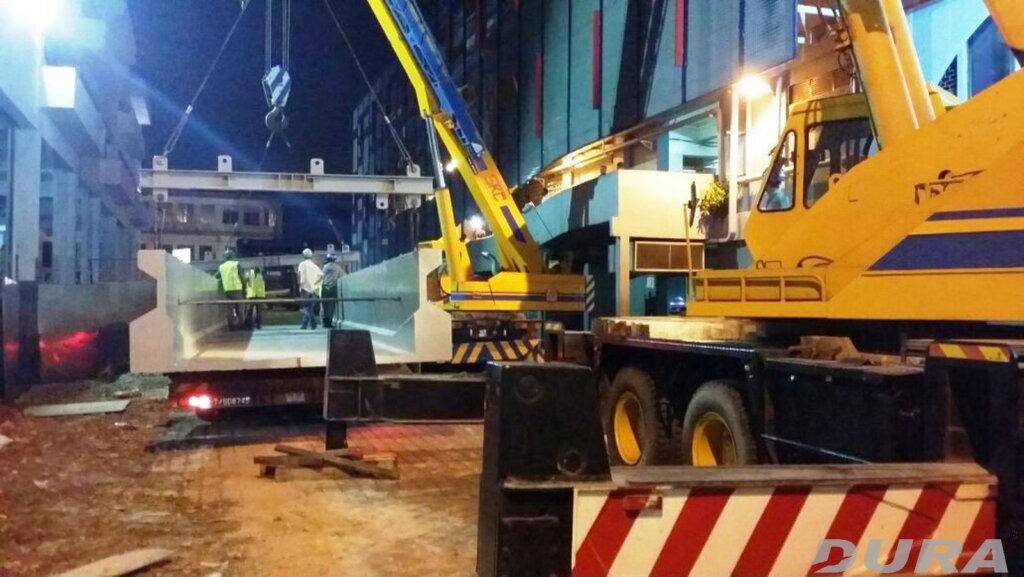 2 unit mobile cranes are used to unload the beam from the lorry