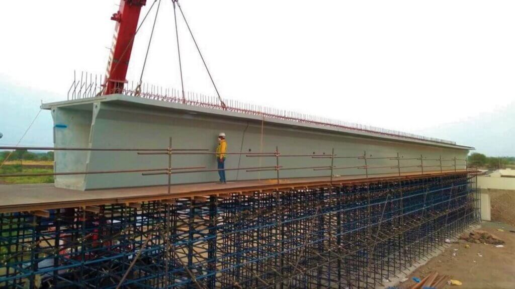 Assembly of box segment using mobile crane (210421).