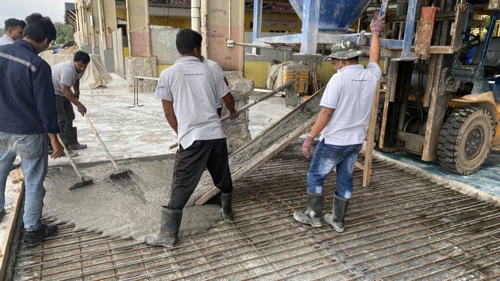 Casting of deckslab using DURA Overlay - phase 3.