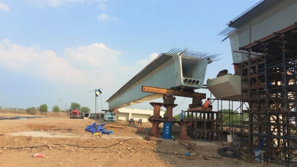 Jacking up second girder for positioning.