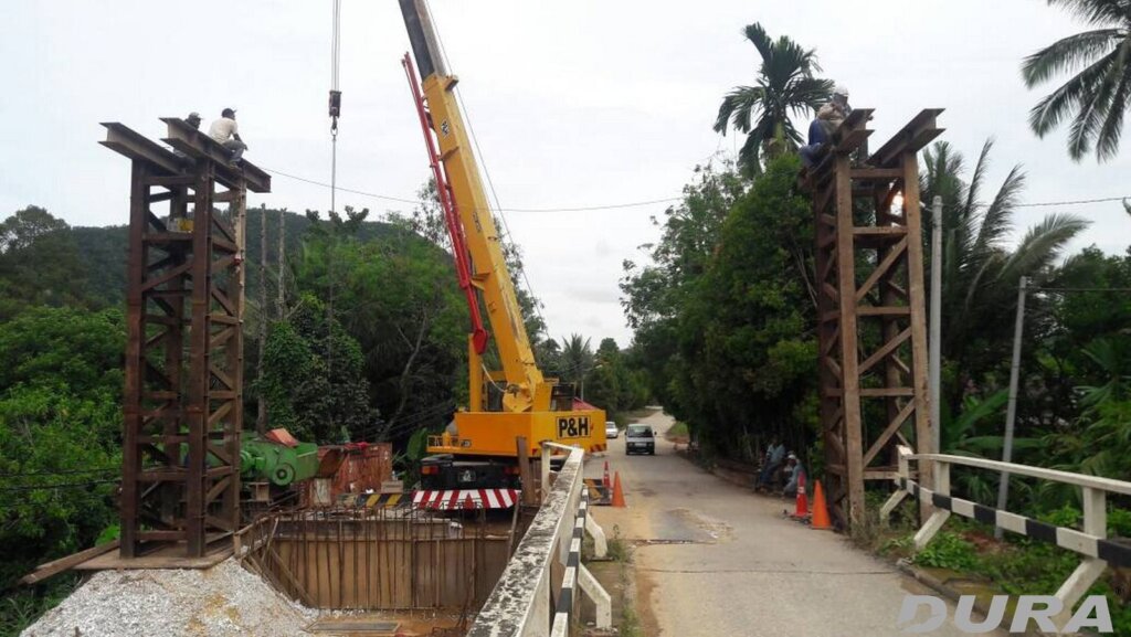 Assembly of gantry crane at one side of the abutment