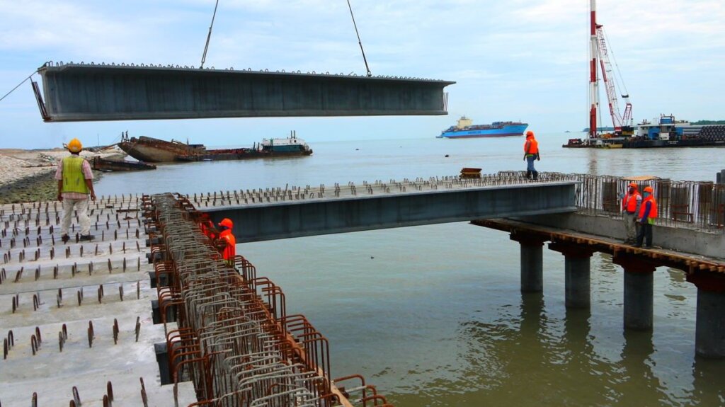 Beam launching for the fourth span -04-07-2012-