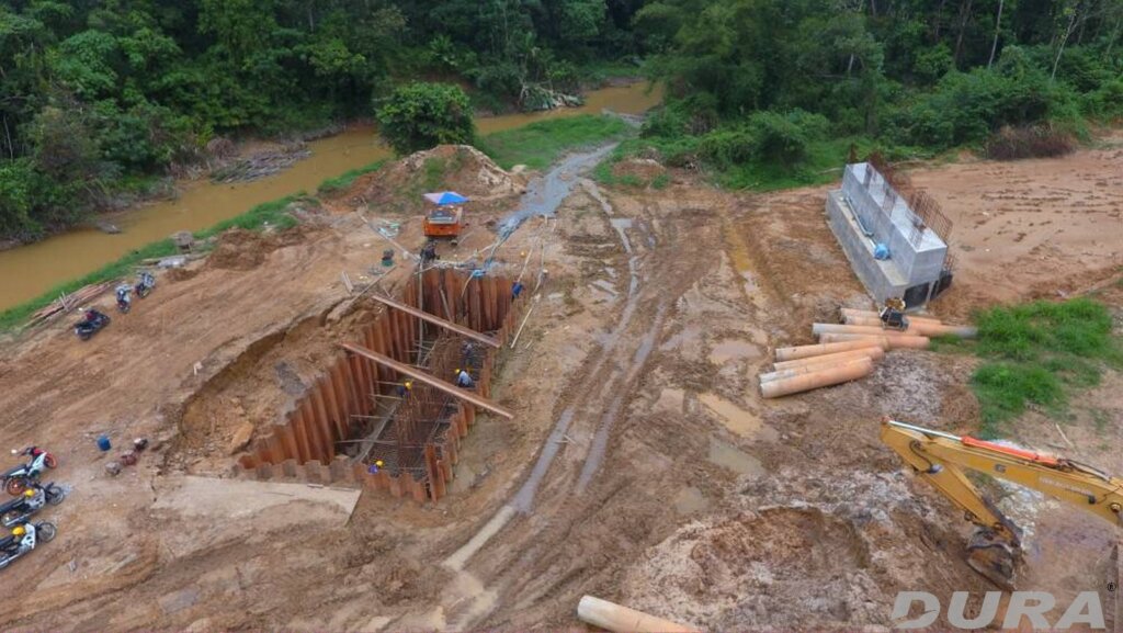 Cofferdam used to construct pier 2.
