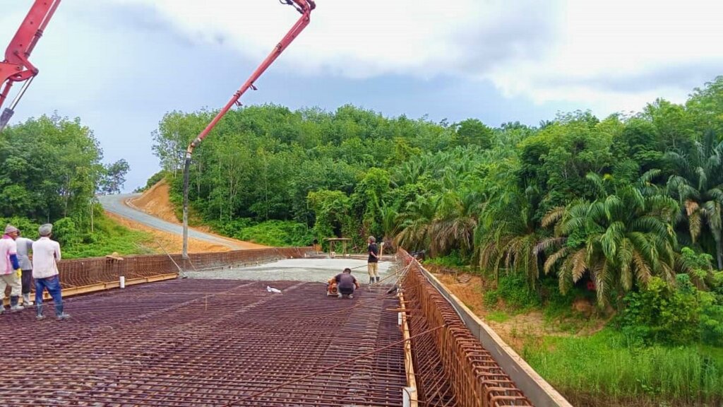 Concreting RC deck using concrete pump method (170721).