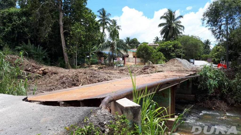 Dismantling of existing old bridge (060918).