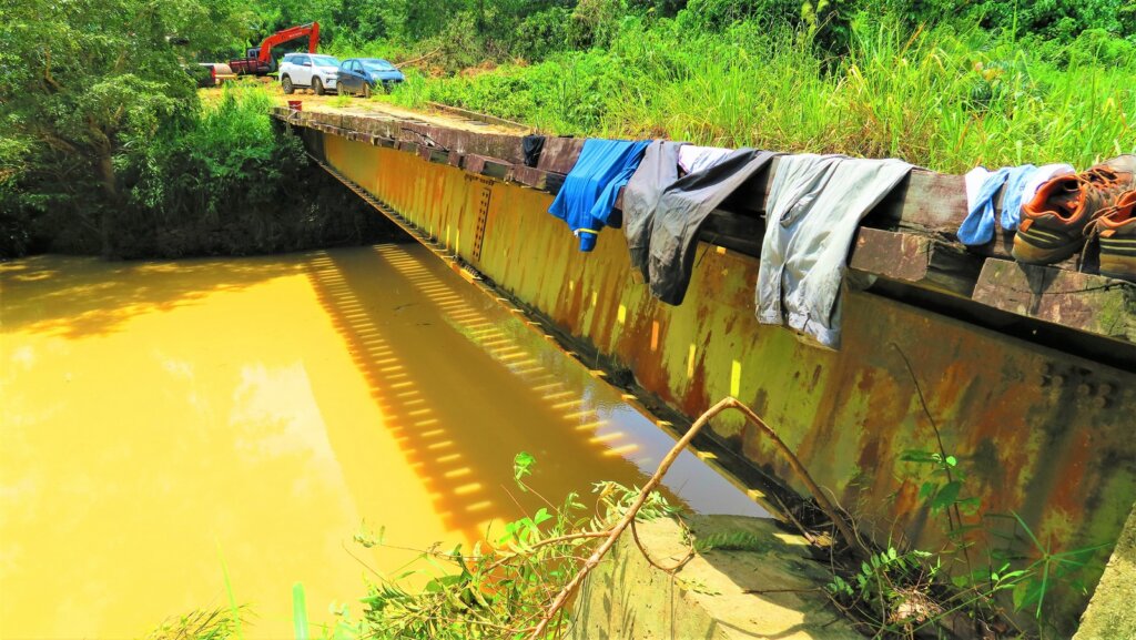 Existing damaged timber bridge._2