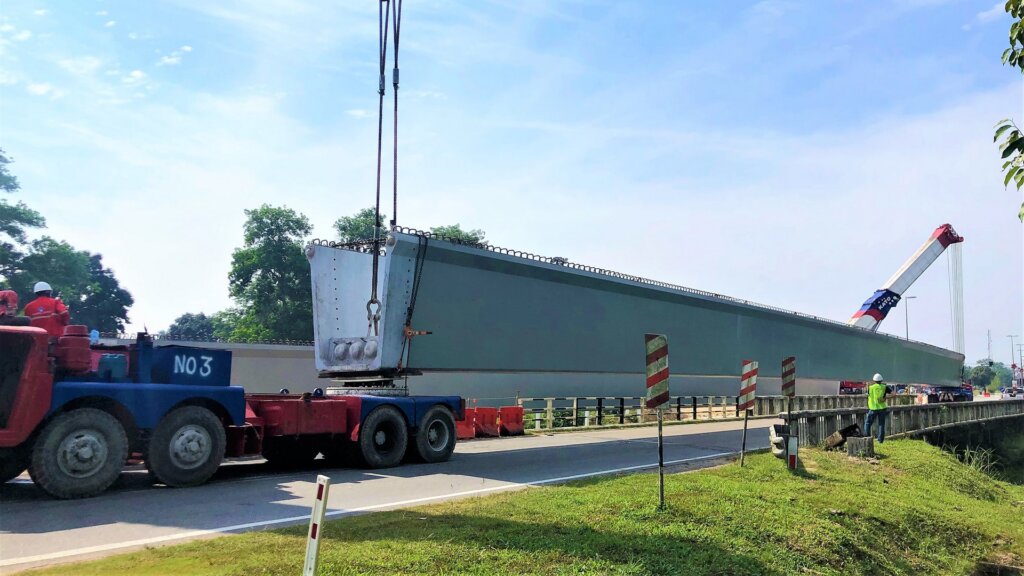 Getting ready to lift the second beam (050819)