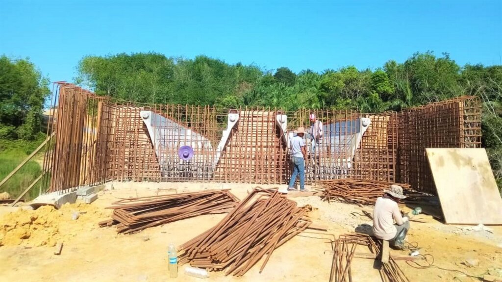 Installation of formwork for the end-diaphragm.