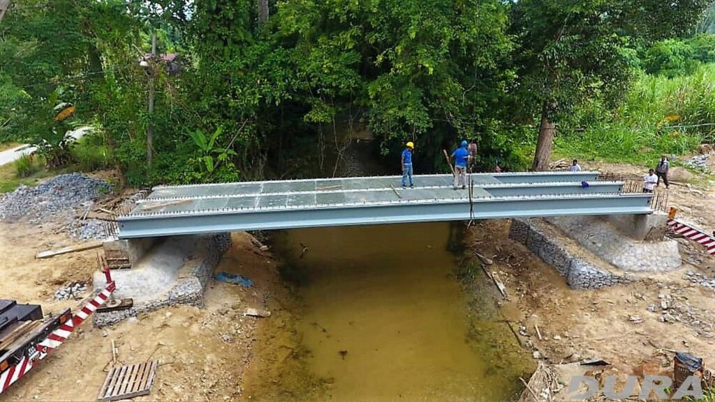 Installation of left-in formwork onto DURA I-beams.