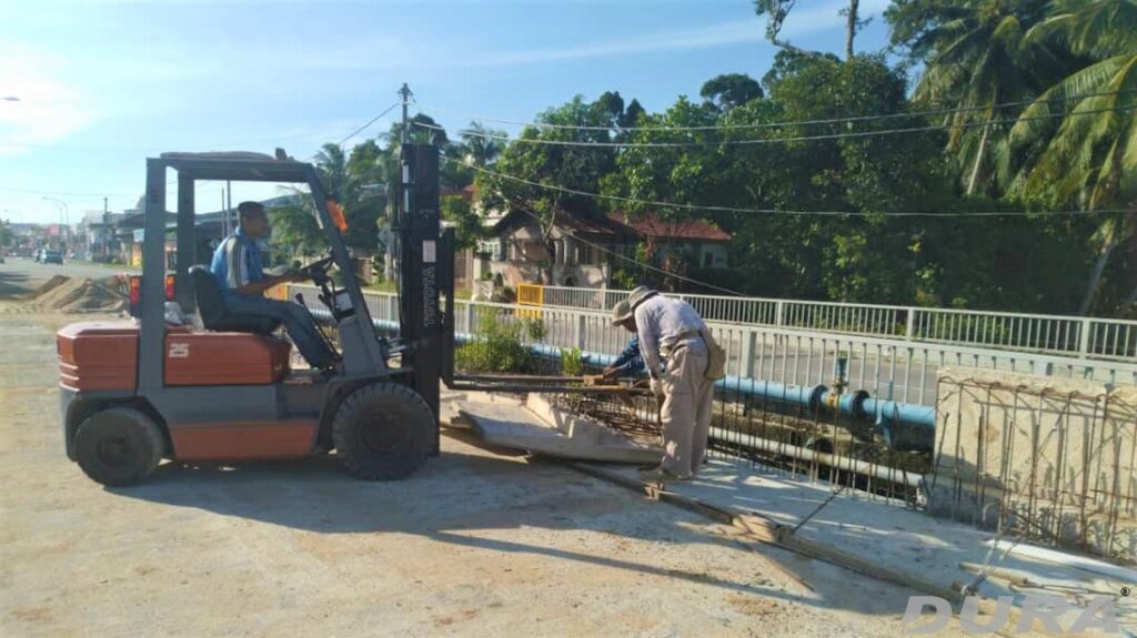 Installation of precast parapet (250620).