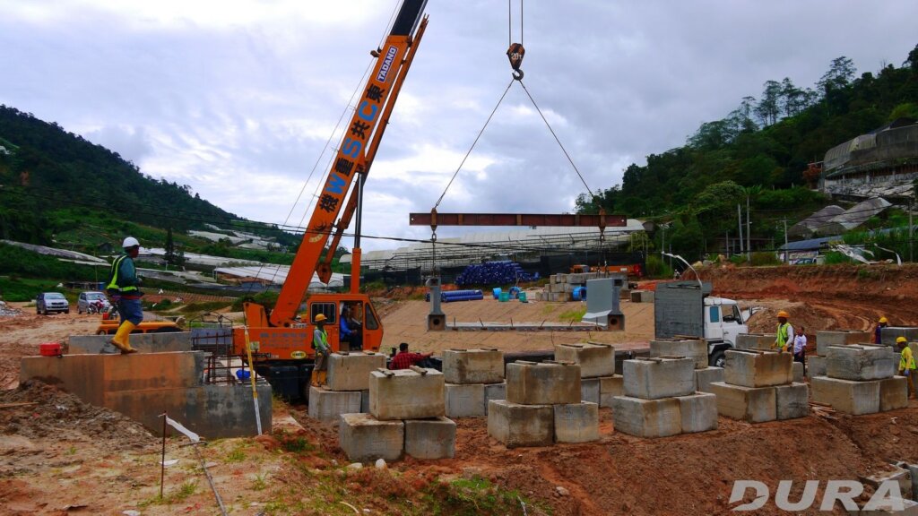 JK1- Lifting of first UTG segment using one unit 45 tons capacity mobile crane -02-11-2015-