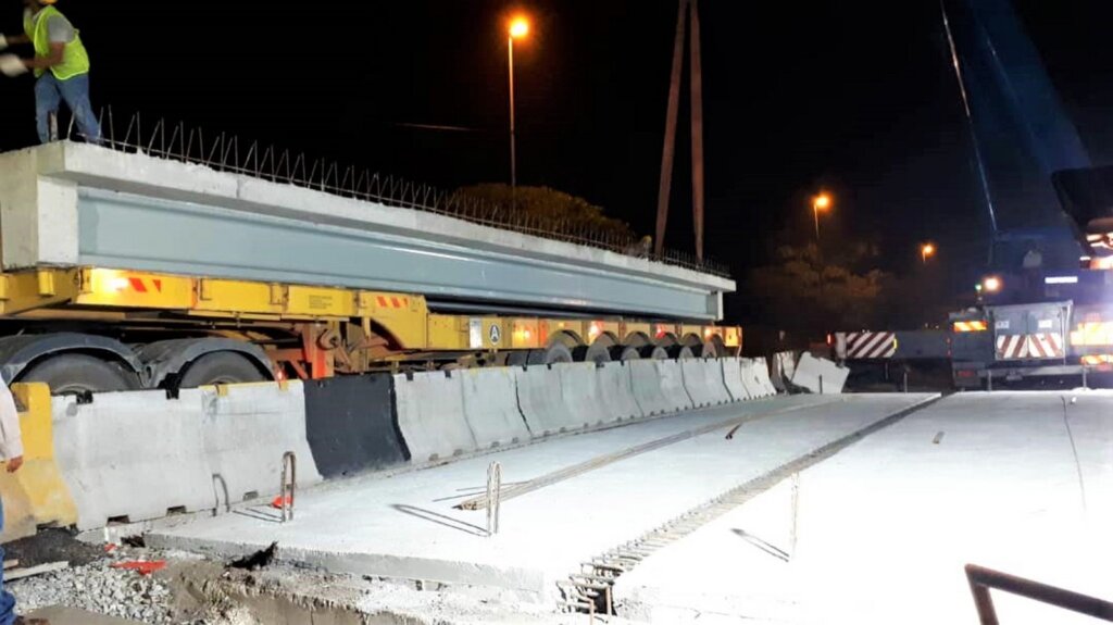 Lifting and positioning the last precast bridge.