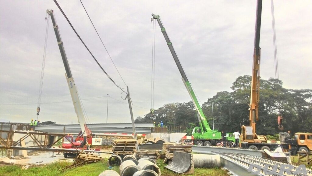 Lifting of DURA IB650-18m using 20 tonnes mobile crane -011116-