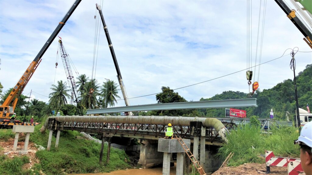 Lifting of DURA IB650-24m for the utility beams (141018).