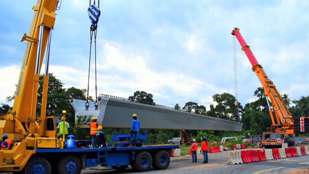 Lifting of the first U-beam.