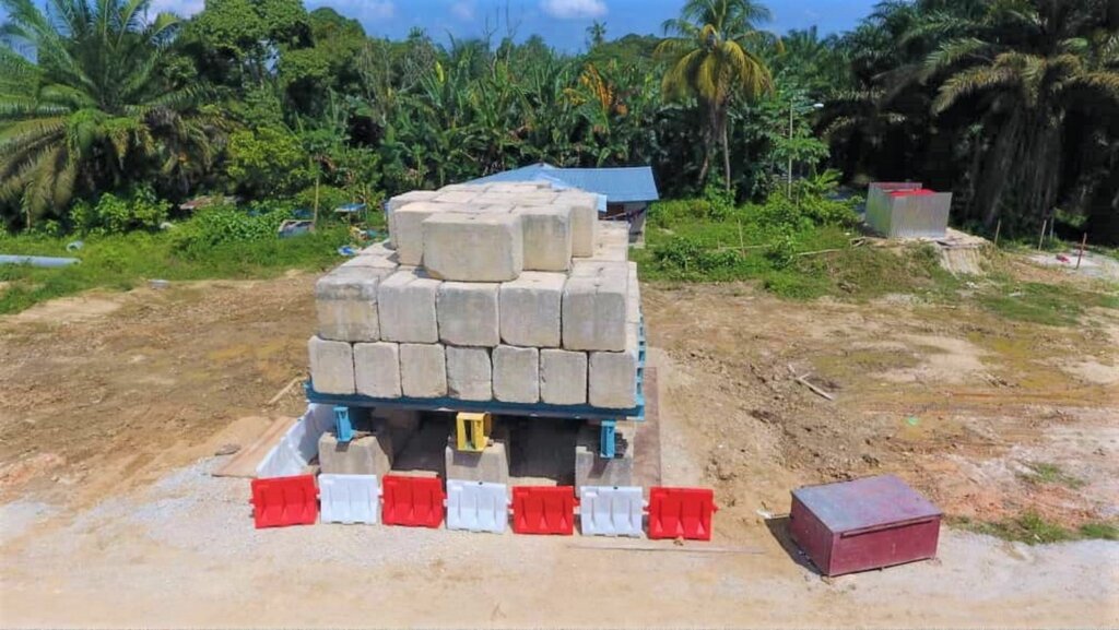 Pile maintain load test.