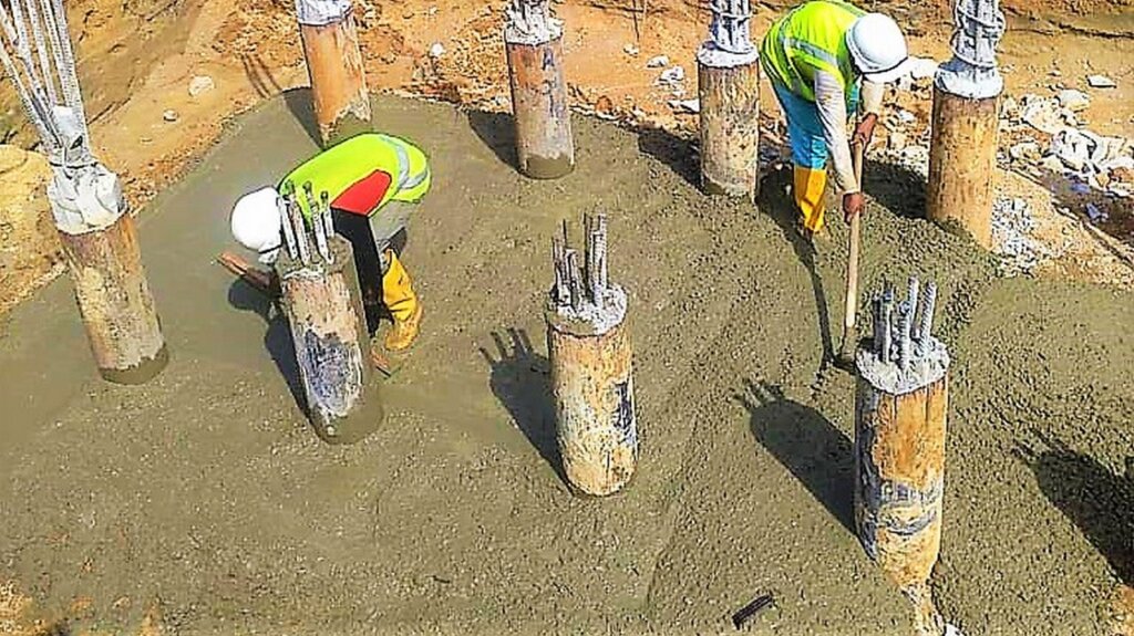 Preparation of lean concrete at the pile cap