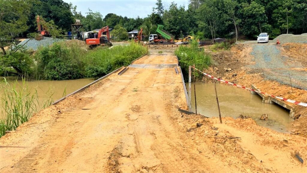Refurbishment of the existing old bridge to be used as a beam launching platform.
