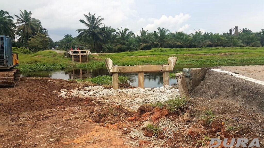 Side view of the existing bridge