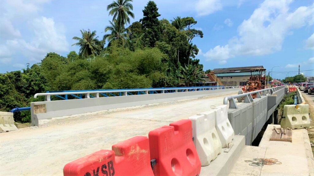 Soon Sg Mulong bridge is ready for traffic use.