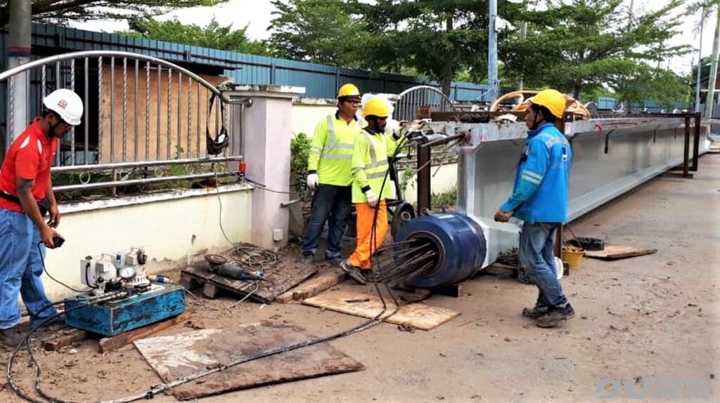 Stressing of DURA TBG1325-30m beams by PSC Freysinet (231018).