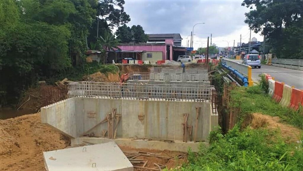 Substructures constructed and ready to receive beams.