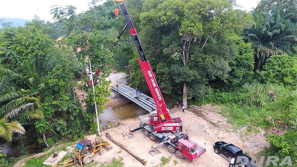 Three I-beams launched on to abutments.