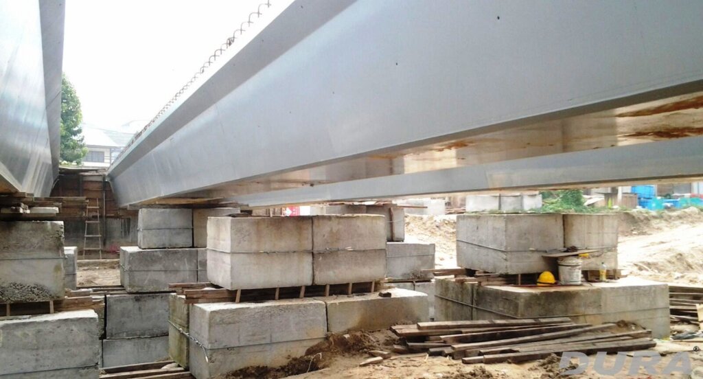 Three U beams post-tensioned and detached from temporary intermediate supports