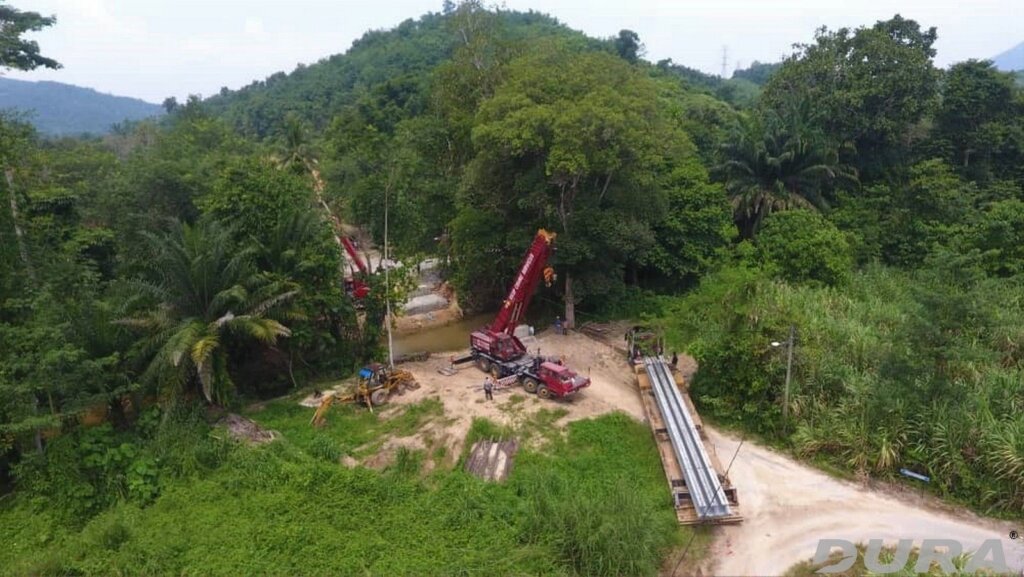 Transportation of Dura I-beam to site and ready for beam launching (110618).