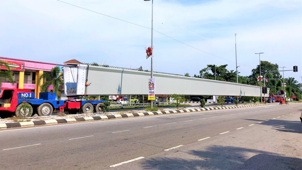 Transporting 1st beam for launching (050819)