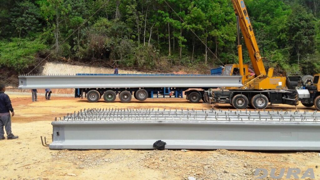 Unloading IB650-12m using one unit 20 tonnes mobile crane