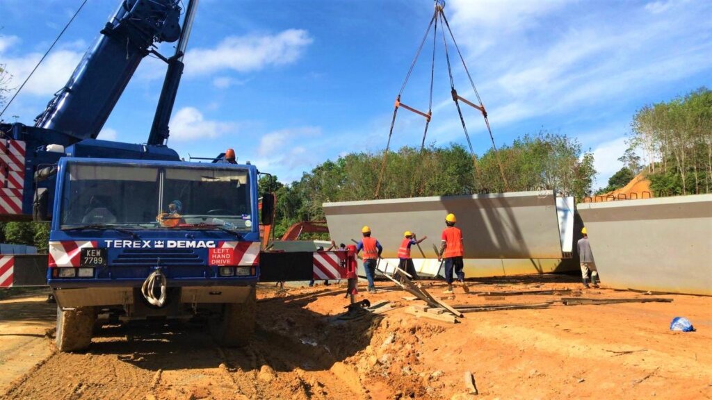 Unloading of segments to the job site.