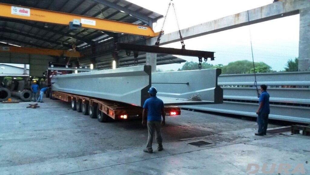 Uploading Dura footbridge girder onto a lorry -12-05-2016-