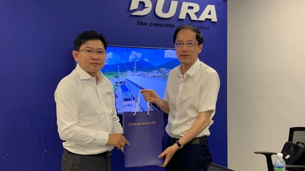SUCDRI deputy general manager - chief engineer Mr Zhou Liang presents a token of appreciation to Dr Voo (200419).