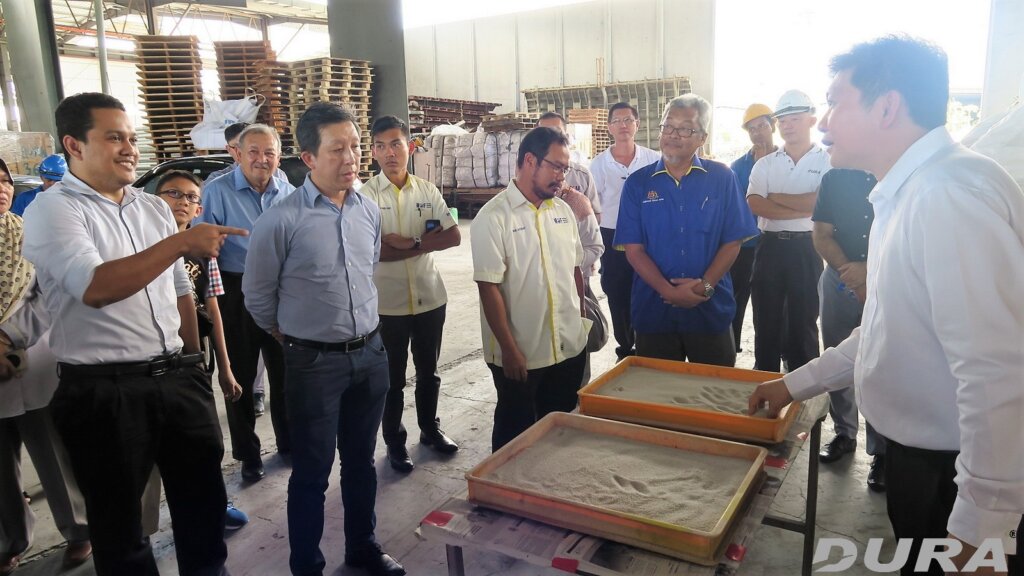 Demonstration on sand type used in the production of UHPC (131117) .