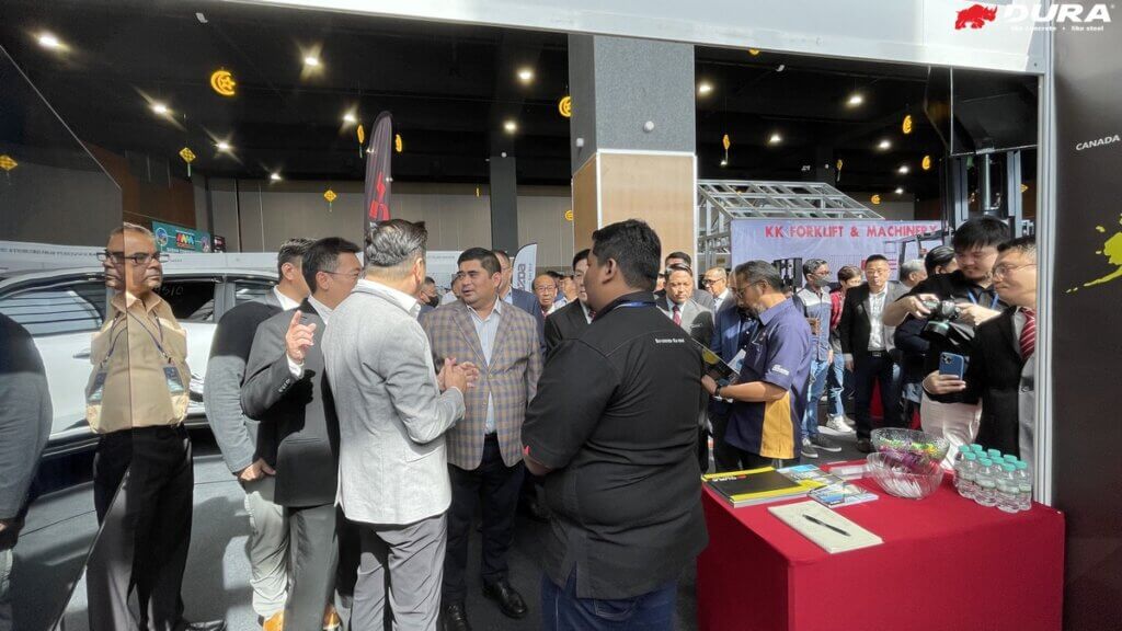 Datuk Ir. Shahelmey Bin Yahya visted Dura Technology booth.