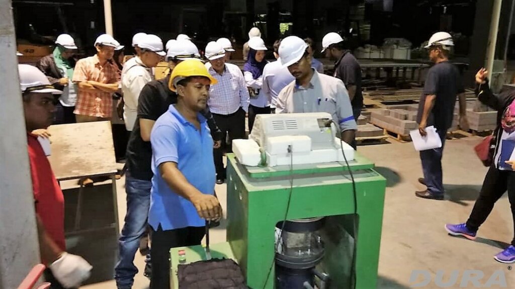 DBKL guest has been showed the demostration of Cube Compressive Test