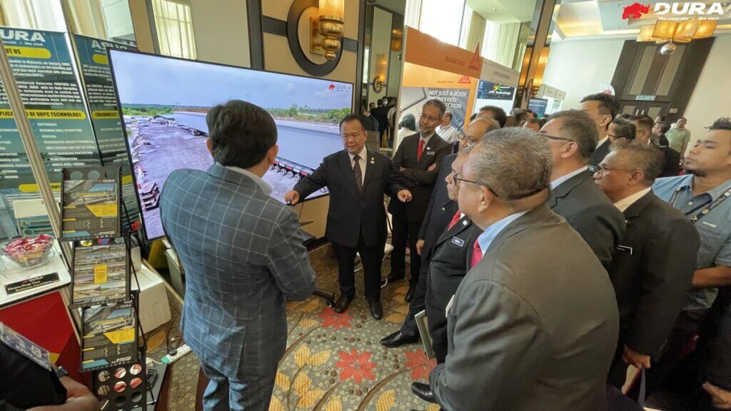 Ir. Dr. Voo Yen Lei presented to YB Dato Sri Alexander Nanta Linggi.