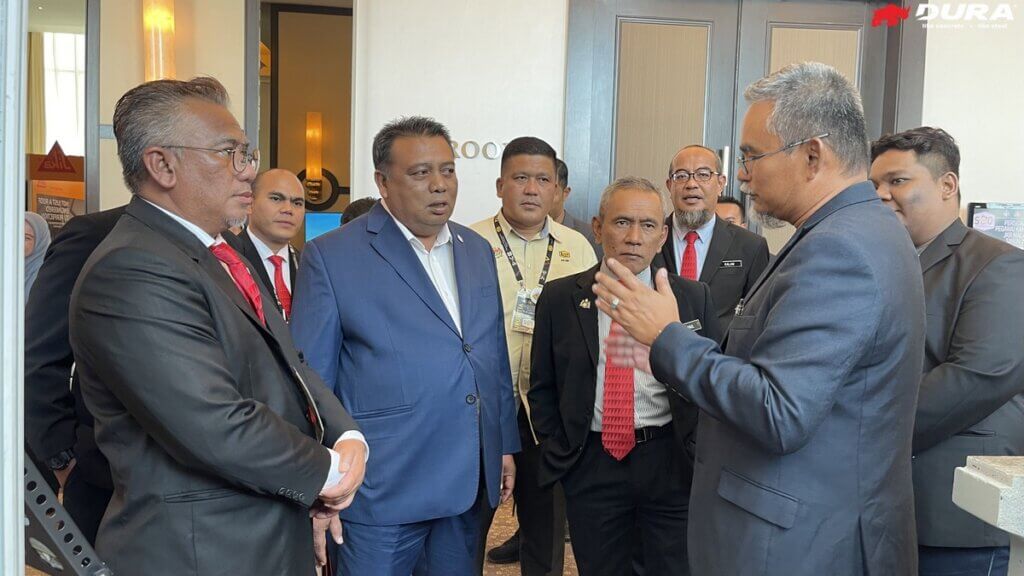 Ir Mohd Yunos presented to EXCO Melaka, YB Datuk Hameed Bin Myheen Kunju Basheer.