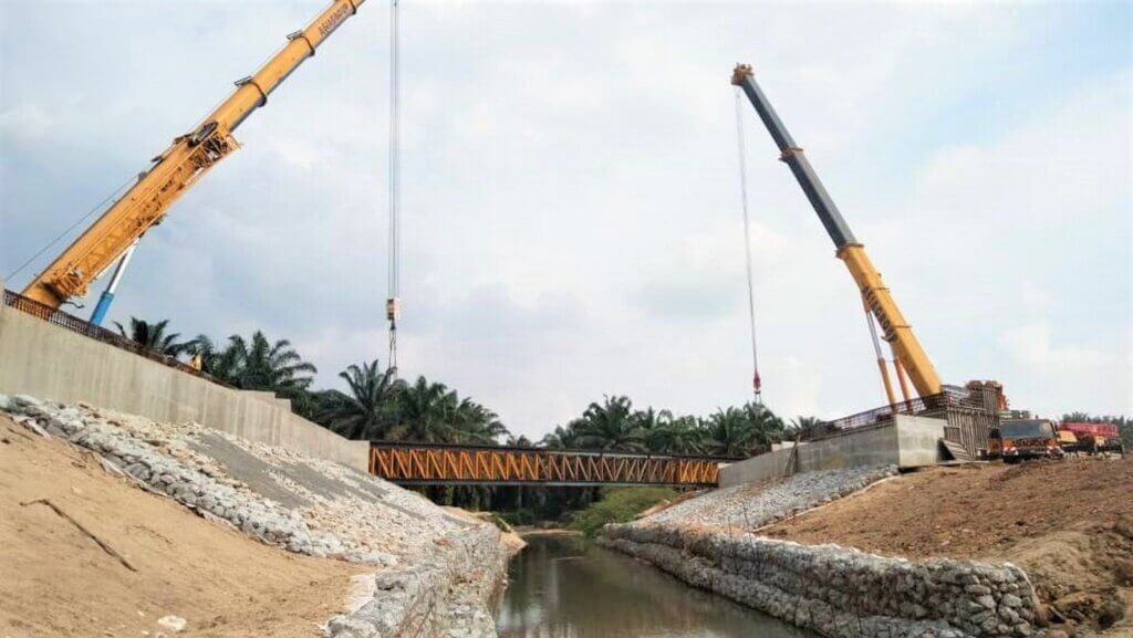 Preparation for launching girder (220121).